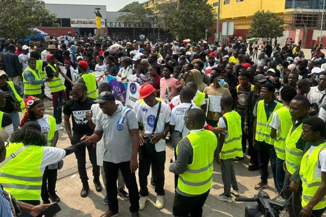Centenas protestaram em Luanda contra aumento de propinas queixando-se de impedimentos da polícia