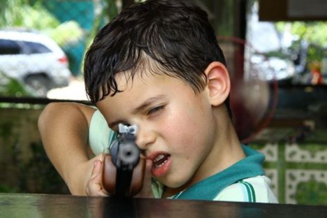 Menino de três anos dispara sobre pai e mãe grávida