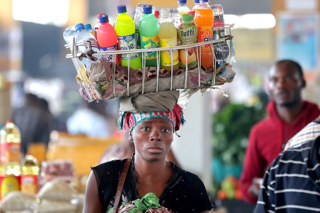 Angola quer legalizar taxistas, empregadas domésticas e vendedores de rua