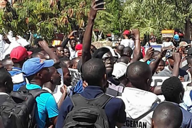 Jovens manifestar-se em Benguela e exigem demissão do governador