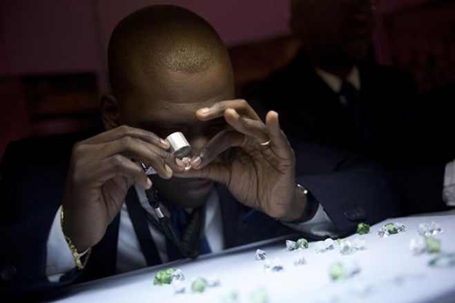 Governo anuncia construção de polo de lapidação de diamantes