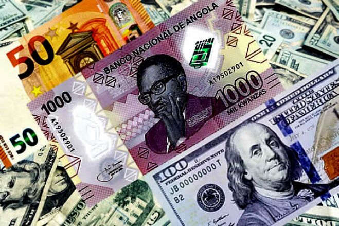 Kwanza "estacionado" face ao dólar mas afunda 13% em relação ao euro
