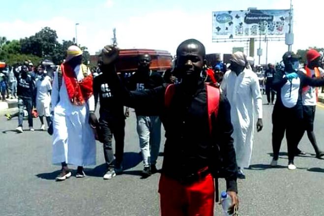 Activistas carregam caixão durante a manifestação para "enterrar" o MPLA