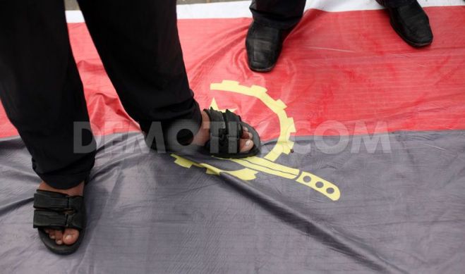 Palestinos protestam contra alegada da proibição de Islam em angola e a bandeira de angola foi pisoteado