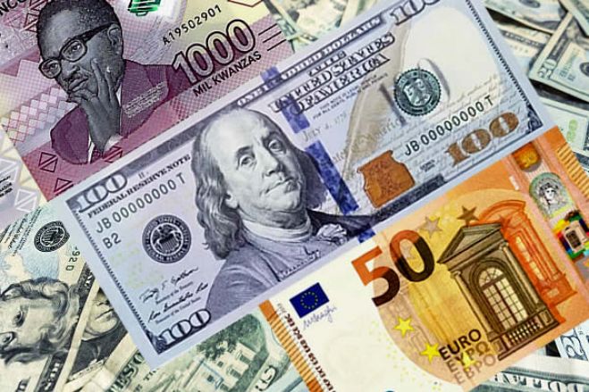 Câmbio 'estacionado' nos 912 kwanzas por dólar há quatro meses
