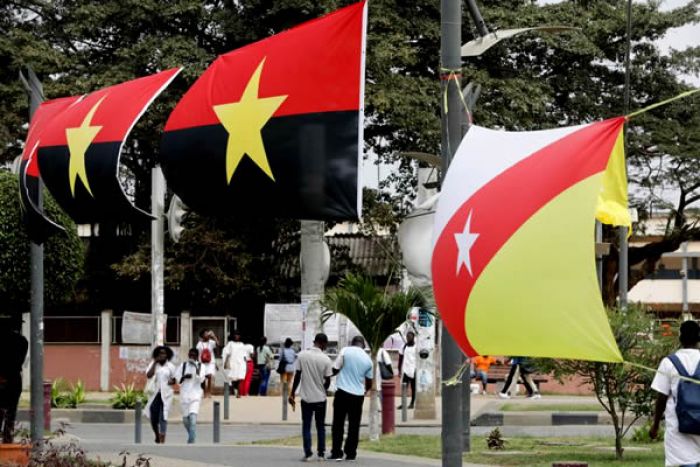 Eleições: Grupo desconhecido "limpa" bandeiras da UNITA à volta do Largo da Independência, em Luanda