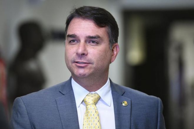 Senador Flávio Bolsonaro terá deixado o Brasil às escondidas, apesar de ordem judicial