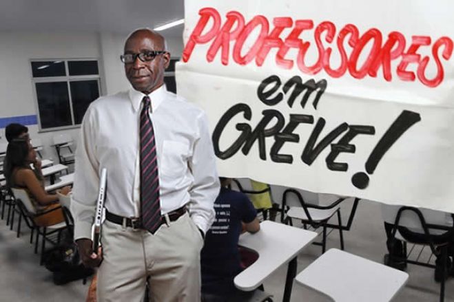 Professores universitários em greve queixam-se de intimidação e admitem manifestações