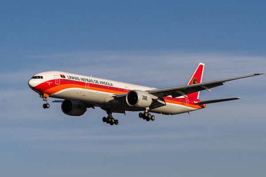 TAAG negoceia venda de Boeing 737-700 à TACV após quatro anos de aluguer