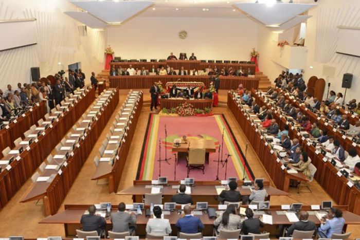 Moçambique: Frelimo dá sinal de "arrogância política" no parlamento - analistas
