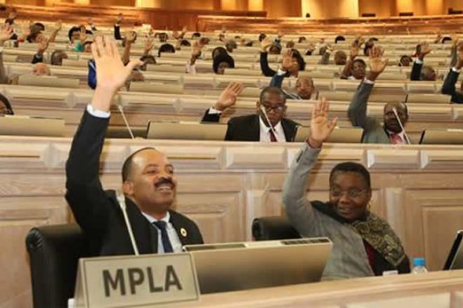Parlamento angolano aprova Orçamento de Estado, oposição critica "vícios do passado"