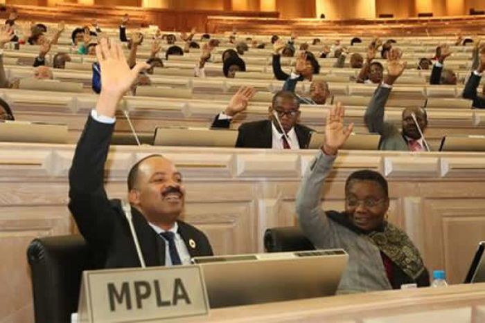 Parlamento angolano aprova Orçamento de Estado, oposição critica "vícios do passado"