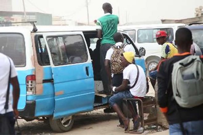 Polícia com dificuldades para criminalizar 'lotadores' de táxi em Luanda