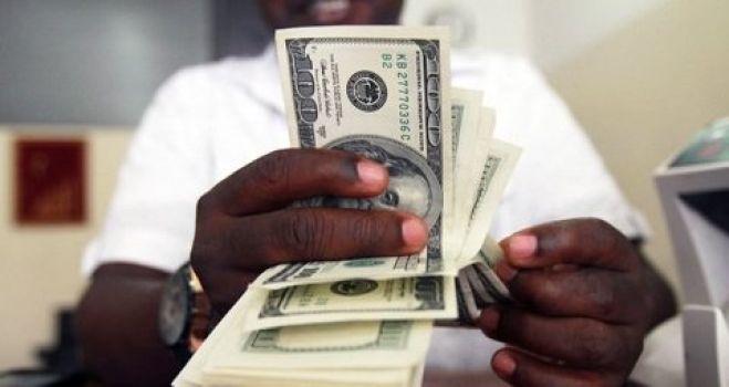 Nota de 100 dólares volta a desvalorizar nas ruas de Luanda e desce aos 49.000 kwanzas