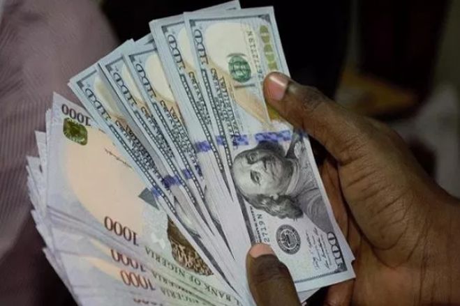 Angola melhora disponibilização de divisas no mercado cambial – economista