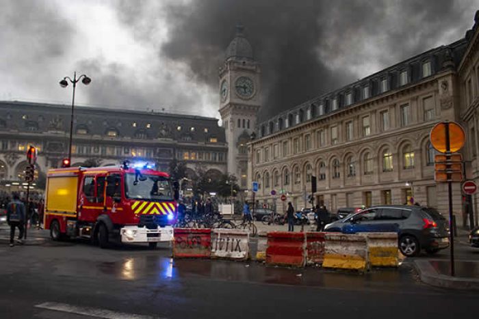 Protesto contra show de cantor congolês em Paris termina com incêndio próximo à Gare de Lyon