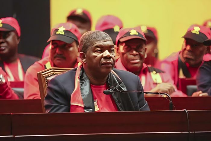 Militante do MPLA pede providência cautelar para suspender líder do partido