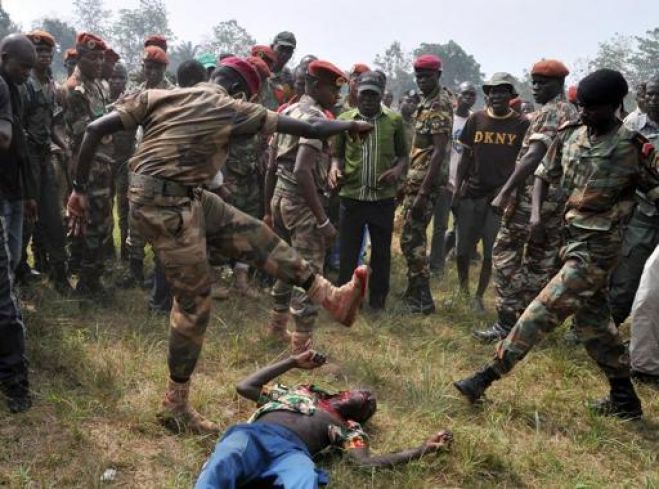 Membros das Forças Armadas lincham até a morte um homem suspeito de ter sido um rebelde Seleka, em Bangui