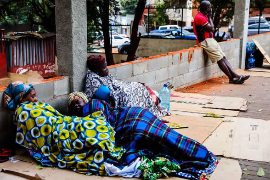 Cartões servem de cama às famílias que acompanham doentes nos hospitais de Luanda