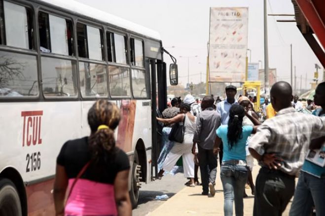 Governo admite "dificuldades" em controlar "excesso de lotação" nos transportes públicos