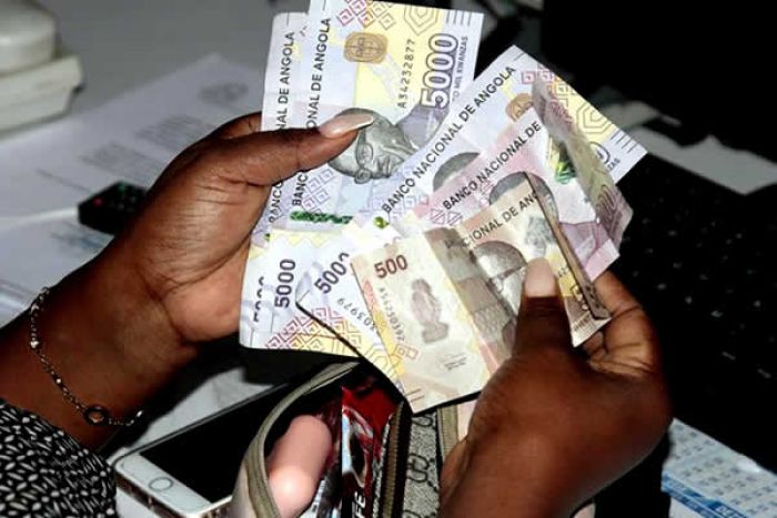 Kwanza valoriza face ao euro mas não dá sinais de apreciação relativamente ao dólar