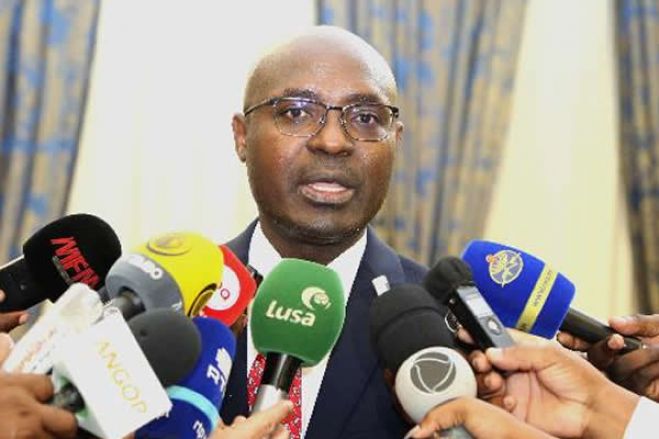 Imprensa estatal faz mais propaganda que informação – Rafael Marques