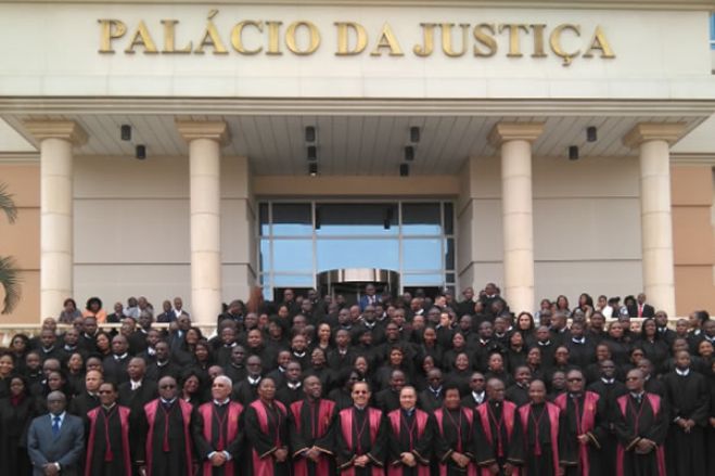 Juízes angolanos pedem investigação a denúncias que "chocam" com ética dos magistrados judiciais