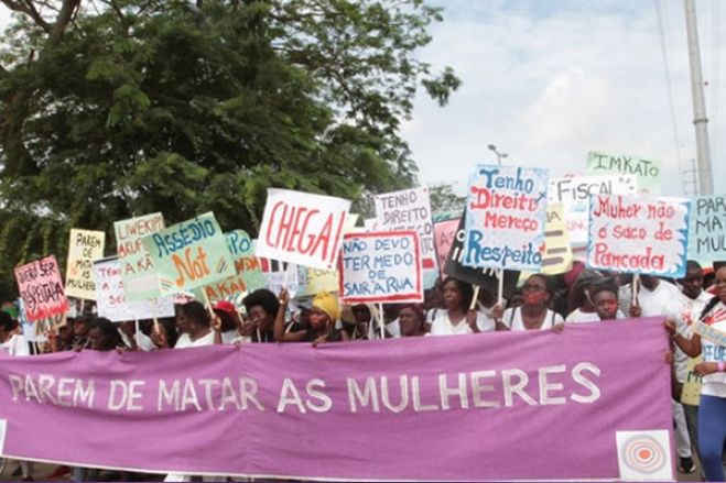 Mulheres marcharam hoje em Luanda repudiando a "crescente" violência