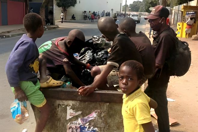 Desigualdades sociais em Angola "aberrantes e indignas" após duas décadas de paz