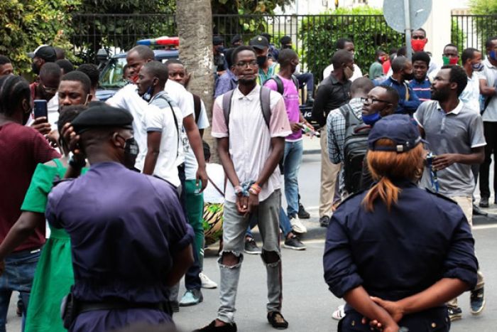 Jovens manifestantes e polícia jogam ao “gato” e ao “rato” nos bairros de Luanda
