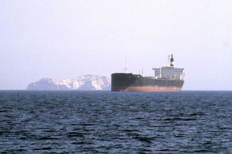 Forças iranianas impedem passagem de petroleiros do Botswana e de Angola no Estreito de Ormuz