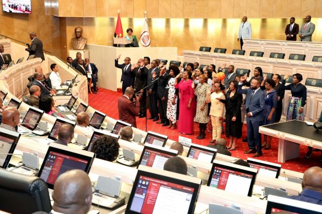 MPLA chama "talentos parasitários" a deputados da UNITA por "criticarem" as acções do Executivo