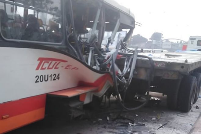 Acidente com autocarro e camião de Arroz em Viana deixa cinco mortos e 20 feridos