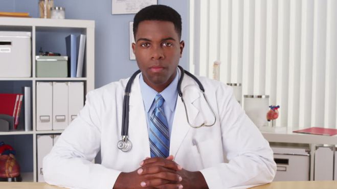 Médicos angolanos vão protestar contra "silêncio das autoridades" a caderno reivindicativo
