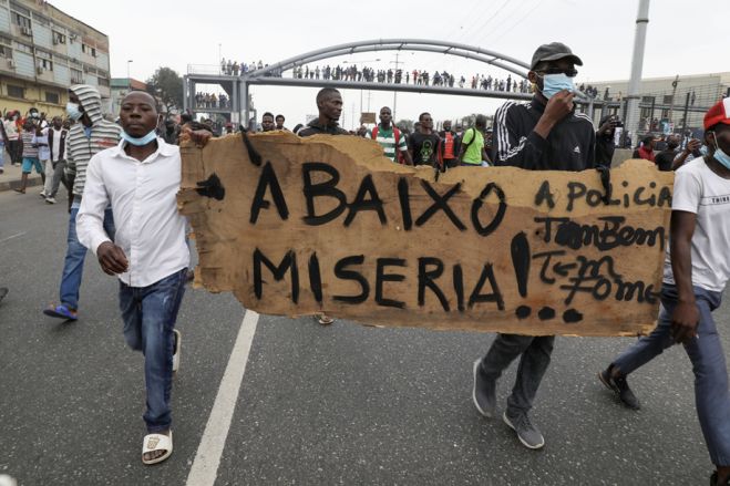 Angolanos fartos de promessas não cumpridas 50 anos após a independência