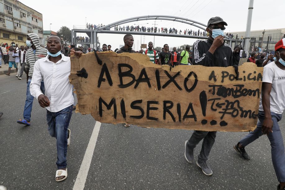 Angolanos fartos de promessas não cumpridas 50 anos após a independência