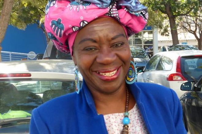 Ativista angolana diz que penteados impostos visa "desafricanização" dos alunos