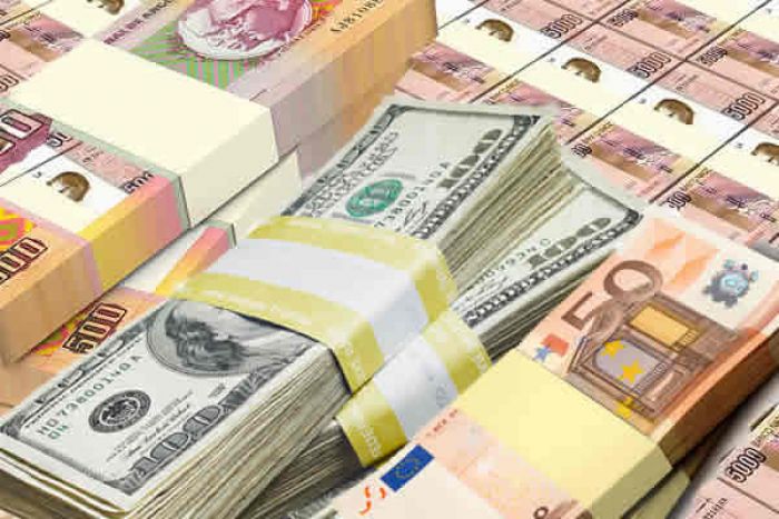 Kwanza desvaloriza face a euro e aproxima-se de mínimos históricos frente ao dólar