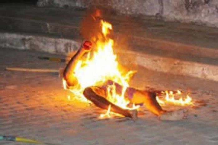 Populares queimam vivo alegado assaltante junto a um dos principais 'shoppings' de Luanda