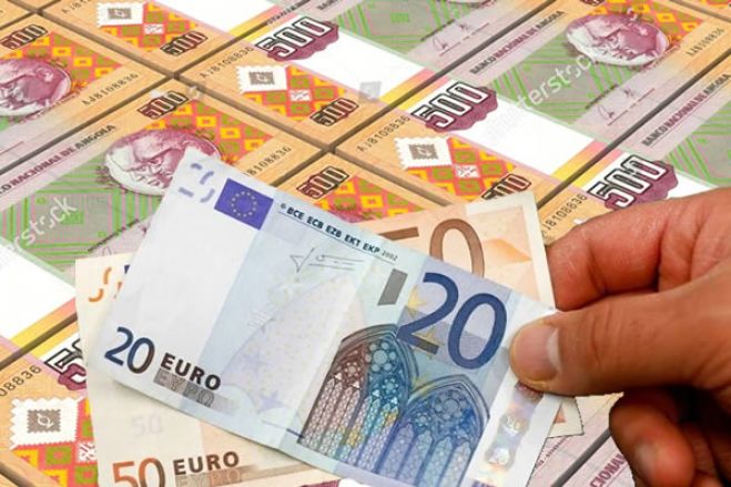 Kwanza angolano sofre nova desvalorização em abril e já perdeu quase 32% face ao euro