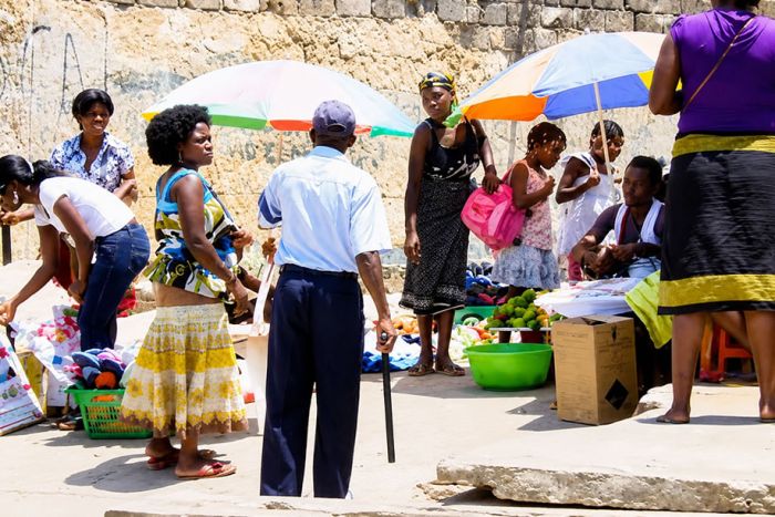 Governador de Luanda endurece controlo sobre comércio ambulante e obras ilegais