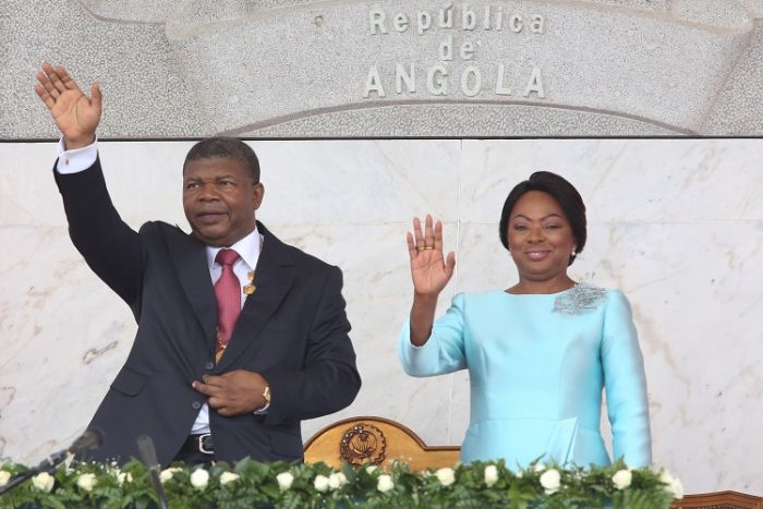 Oposição quer que repatriamento de capitais comece pelo "casal presidencial"