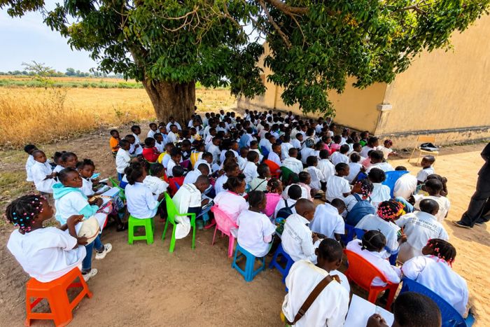 UNITA denuncia 19.000 “salas de aula” debaixo de árvores em Angola