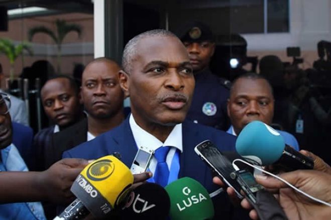 "Em Angola não houve corrupção, foi gatunagem." Abel Chivukuvuko nos 45 anos da independência