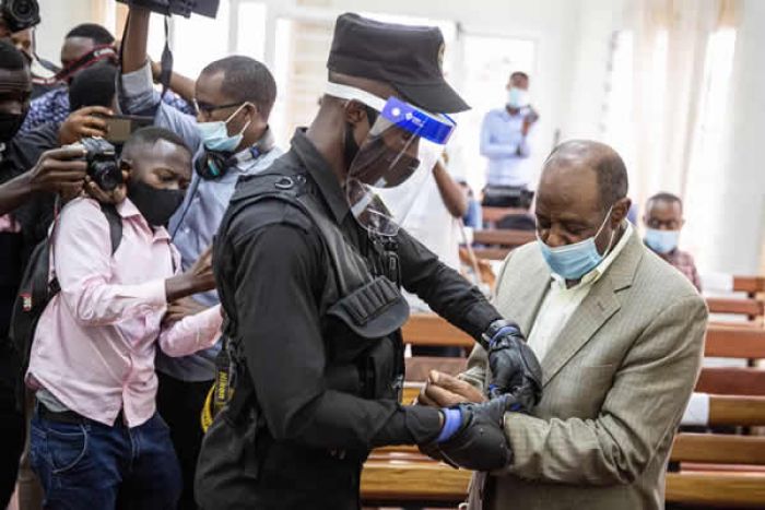 Paul Rusesabagina, ativista que inspirou o filme "Hotel Ruanda", é algemado