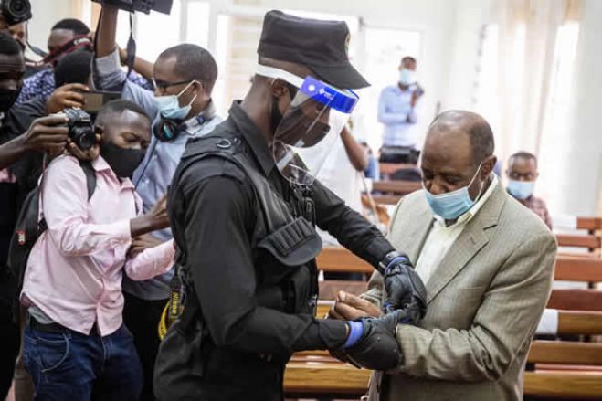 Paul Rusesabagina, ativista que inspirou o filme "Hotel Ruanda", é algemado