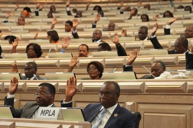 Revisão do Orçamento angolano aprovada com voto do MPLA