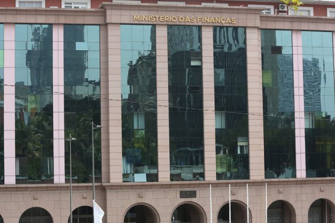 Vera Daves autoriza obras milionárias com base em despacho presidencial não publicado