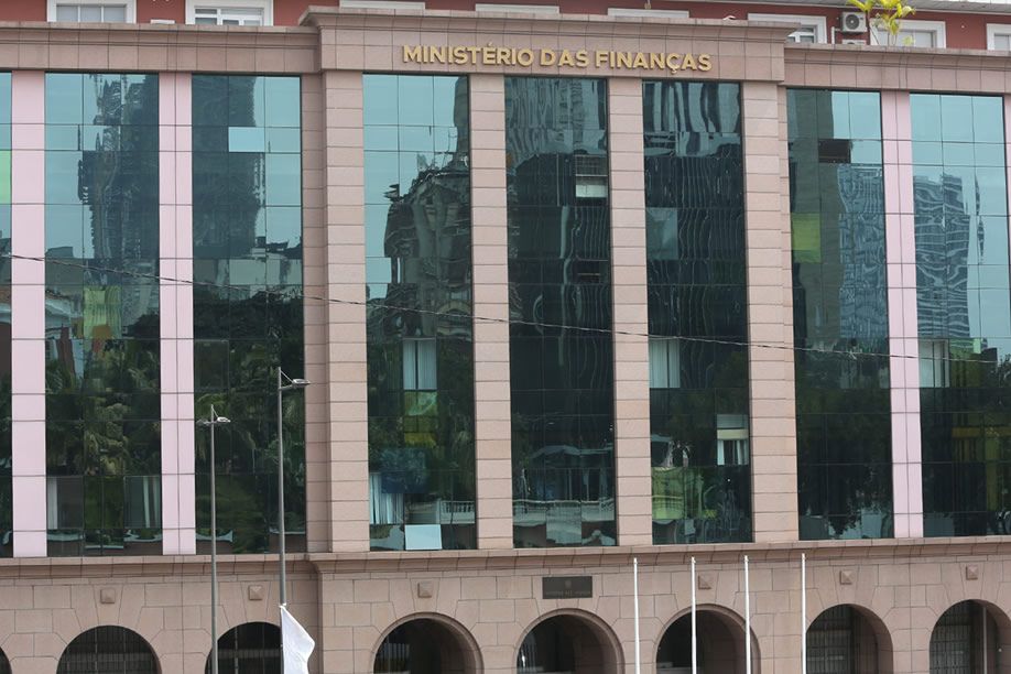 Vera Daves autoriza obras milionárias com base em despacho presidencial não publicado