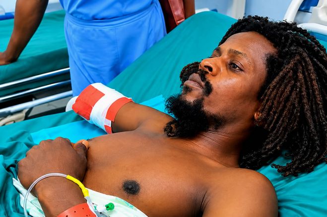 Doente internado com queixas numa perna é amputado de um braço em hospital de Luanda